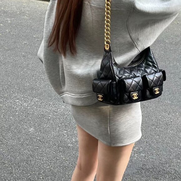 Classic CHANEL Bag: A Stylish and Versatile Choice for Elegance - Picture 4 of 5